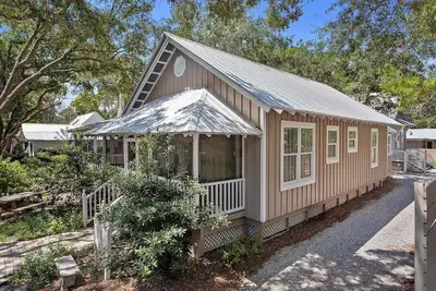Image de Magnolia House - Renovated Main House + Guest House in Historic Grayton Beach!