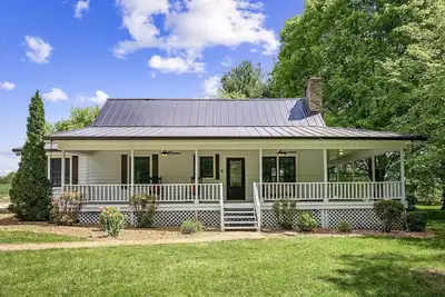 Image de 3 bedroom, 2. 5 bath house close to local entertainment.
