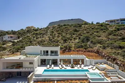 Image de Brand New 5 bedroom villa with a heated pool