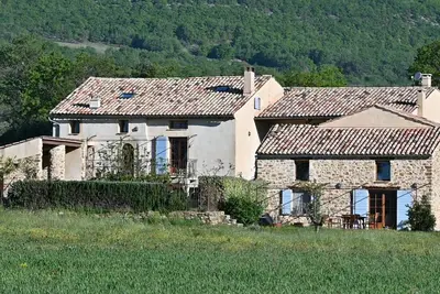 Image de Ensemble de 3 gîtes 4* au pied du Luberon avec piscine