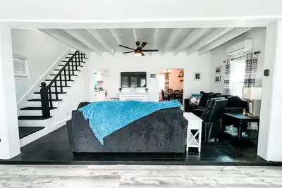 Image de Coastal Black Point Beach House