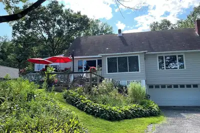 Image de Large Saratoga Lake House, close to all amenities, privacy of lake living.