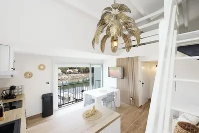 Image de Appartement refait Ă neuf, les pieds dans l'eau. . .