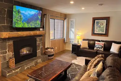 Image de Newly Remodeled Cozy Mtn. Condo, Walk to Trails, Newly Remodeled Cozy Mtn. Condo with Pool and Jacuz