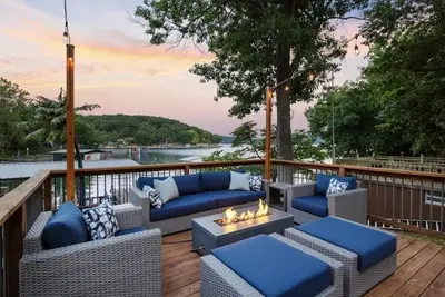 Image de Freshly renovated Lake house right on the water. Lots of indoor & outdoor space.
