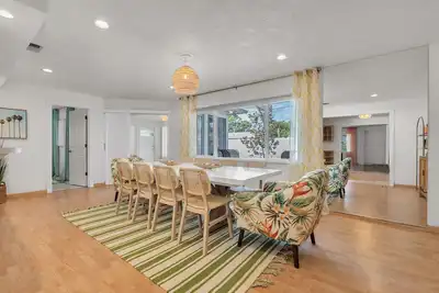 Image de 10 minutes to beach & downtown, hot tub, quiet neighborhood!
