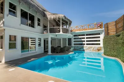 Image de Large villa with private pool walk to the beach and downtown