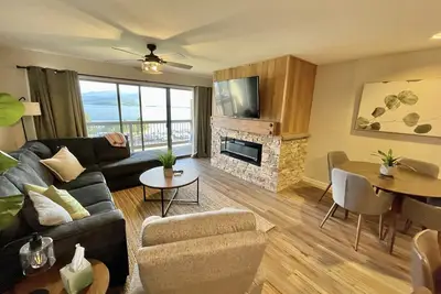 Image de Cozy, Modern Lakeside Condo