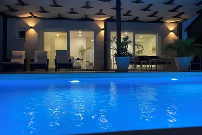 Image de Villa mit Drei Schlafzimmern und Privatem Pool und Standnah