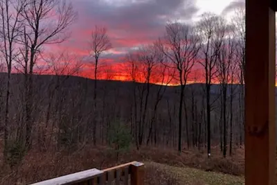 Image de Cozy cabin in the woods on top of the ridge. A quiet retreat.