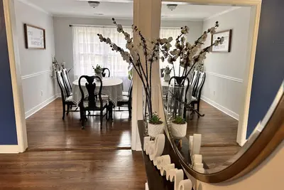 Image de Pet Friendly Cozy & Comfy 3 Br House w Large Yard & Deck