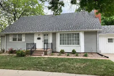 Image de Updated family home in quiet neighborhood.