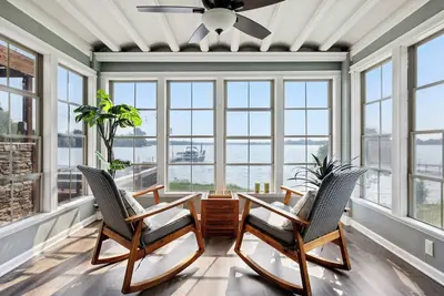 Image de Incredible Lake Views Only Steps Away from The Water