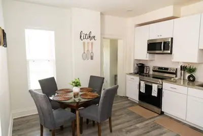 Image de Cozy Corner: A Modern Townhome