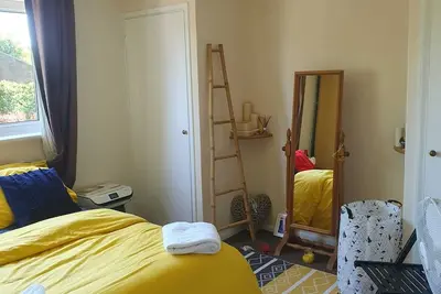 Image de Large 1 Bedroom Flat With Fitted Kitchen and a Leather Sofa Chair