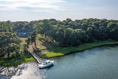 Image de Stay Salty: 560-C  Waterfront Renovated Home with Pool and Dock
