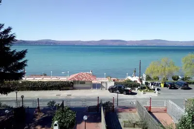 Image de Residence \"Gli Etruschi\" fascinant au bord du lac - Vue imprenable!