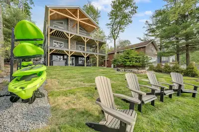 Image de \"Lake Front Livin\" Beautiful Lake Front View, Private Beach, Dock, Firepit, Game Room, Kayak/ Canoe