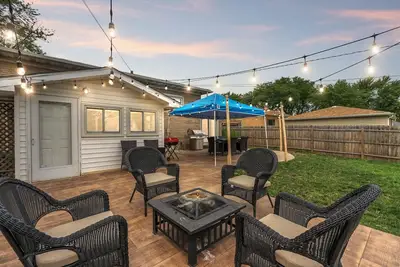 Image de Cozy Home | King Bed | 10p | Metra | Chicago Suburb