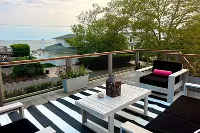 Image de Chic Hamptons Beach House With Water Views, Bay Beach, And Hot Tub