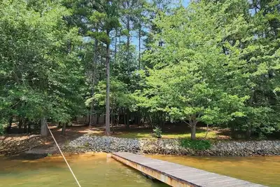 Image de \"Cabin in the Cove\" Private waterfront home on beautiful Lake Hartwell