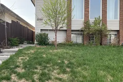 Image de Cozy basement suite w/fireplace. Pet friendly!