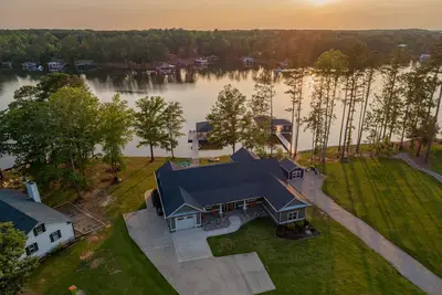Image de Luxe, lake-front open living for the whole family
