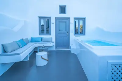 Luxury 2br/2ba Villa With Private Heated Pool 3' Walk From City Center!