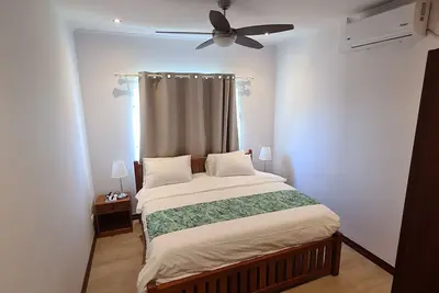 Image de Modern and Private - 1min from the Beach!