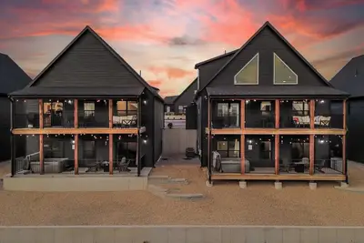 Image de 2x Pool table, 2x Hot tub, Arcades, Lake view | Double Pineapple