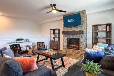 Image de Private hot tub, Lake view, Pool table, Fire pit | Pineapple Shores