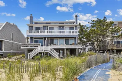 Image de Free Activities! ! Amazing location sits directly on the beach offers incredible ocean views and glorious sunrises! Step off the deck onto the sand