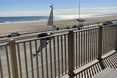 Image de The Surf - steps to the beach