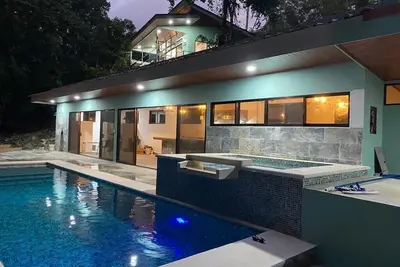 Image de Beautiful House compound nestled in the tropical rainforest