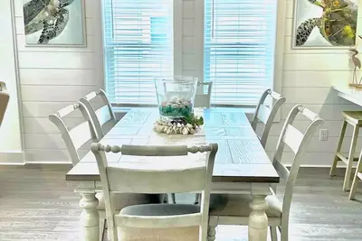 Image de Salty Oaks Beautiful new home located near the beach in the heart of Oak Island.
