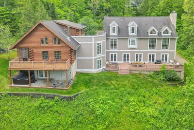 Image de 11, 000sqft sleeps 29, Pool! lake swimming & fishing, hot tub, sauna, 130 acres!
