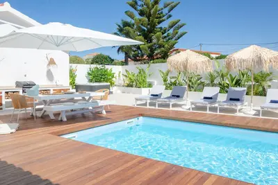 Image de Villa de rêve : grande piscine chauffée, jacuzzi et studio de sport