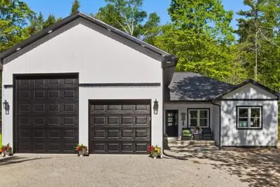 Image de New, charming custom home, 7 minute walk to the beach
