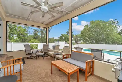 Image de 4 Br/2 Ba, Heated Pool, Split Floor Plan, King Suite, W/D, Garage & Yard
