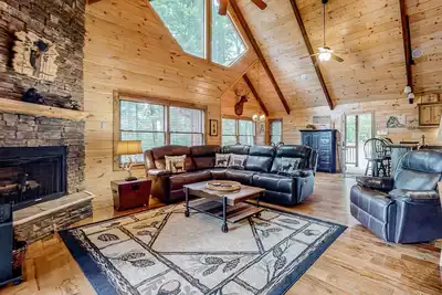 Image de Three-story dog-friendly home w/, WiFi, pool table & 3 fireplaces