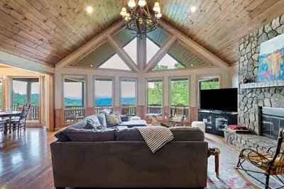 Image de Mtn-view 2-story cabin with fireplaces, hot tub, foosball, grill, decks, wet bar