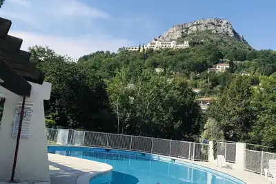 Image de Superbe T3, ensoleillé, piscine, jardin, centre-ville 7 min à pied.