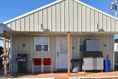 Image de Beautiful Super Strike houseboat-2 Br/1. 5 Ba in Cypress Cove Marina-6 beds