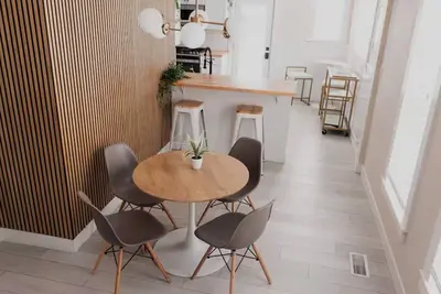 Image de Arianna's Modern Makeover [5 Beds 2 Baths]
