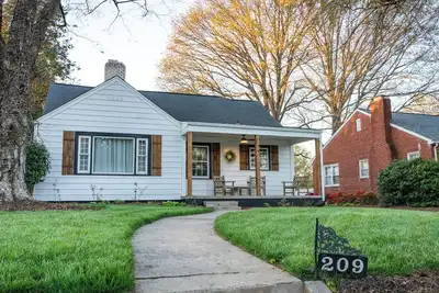 Image de Charming 2br Guest House in Historic High Point – Walk to Hpu, Museums & Dining!