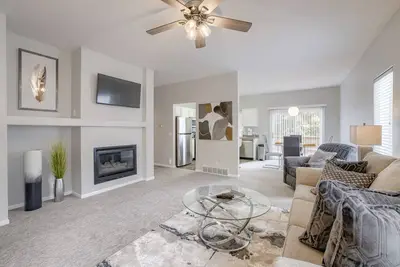 Image de Bright, stylish, clean and close to every convenience!