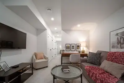 Image de Modern Suite|King Bed|Near Whyte Ave & U of A|Wifi