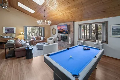 Image de Relaxing getaway in the pines - close to nature And downtown! Read our reviews!