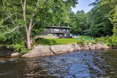 Image de Stunning Saco River Front Home