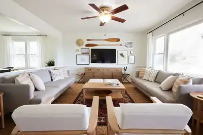 Image de New! Refreshed modern coastal retreat in Duck!